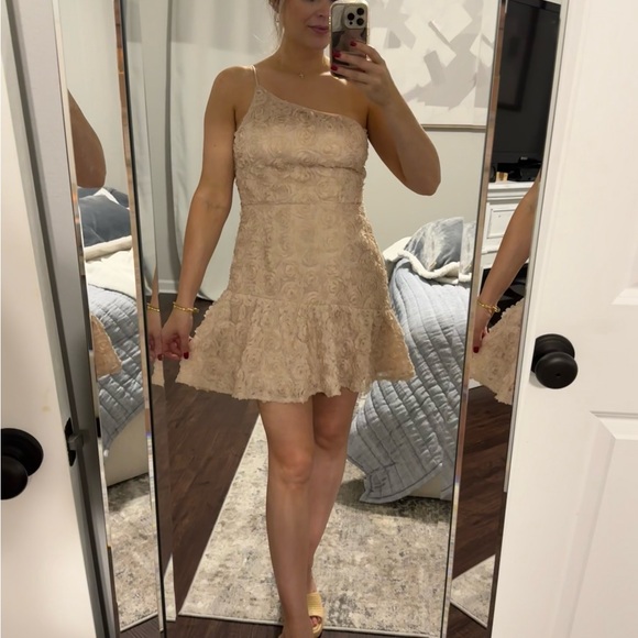 Elegant One-Shoulder Flower Dress in Cream - Picture 2 of 7